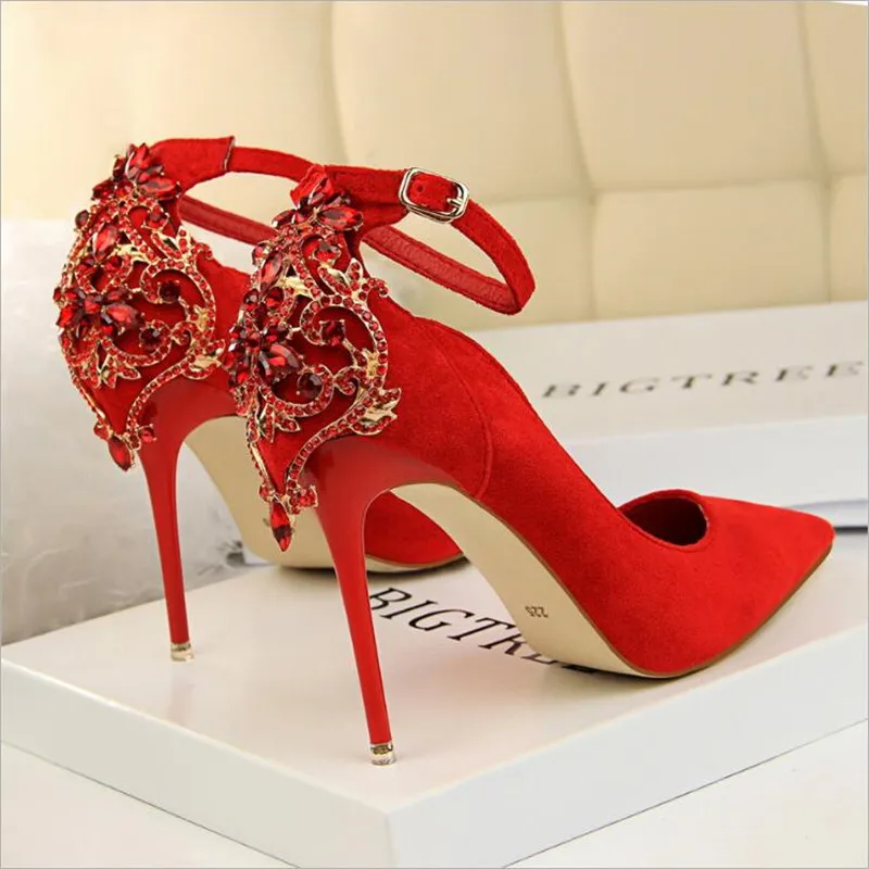 Элегантные свадебные туфли с острым носком, украшенные кристаллами; женские туфли-лодочки из флока; модные женские туфли на высоком тонком каблуке с пряжкой - Цвет: Красный