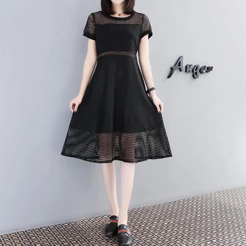 

2019 summer new fat mm large size women's stitching dress sweet hollow net A word dressTibetan beef slim cover belly 100 kg