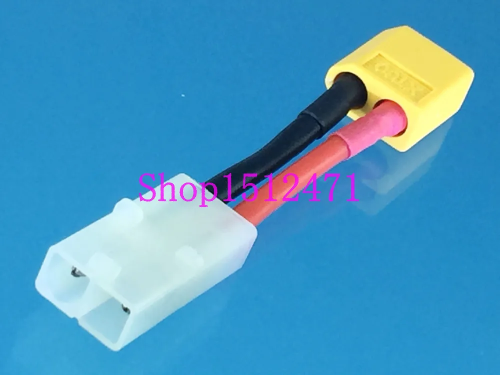 Gros plan sur l'adaptateur XT60 mâle vers TAMIYA femelle, câble 14AWG visible