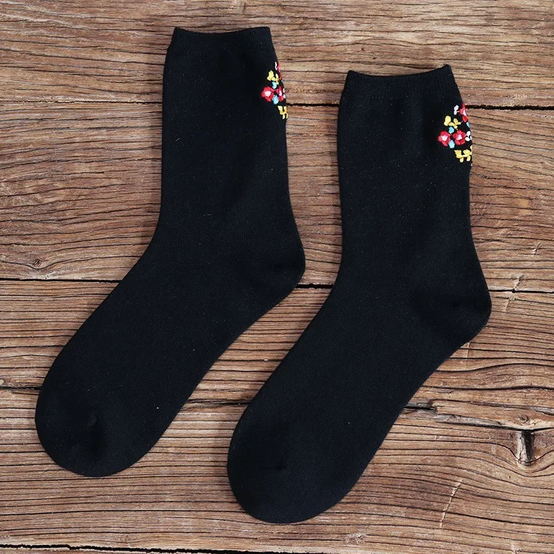 CHAOZHU/Хлопковые вязаные черные модные женские носки с цветочной вышивкой; 2 пары в партии; сезон осень-зима; kawaii; носки с цветами для девочек - Цвет: black