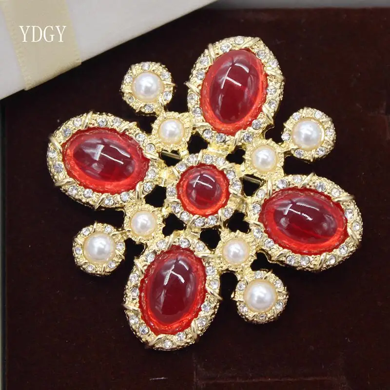 

YDGY's new crystal and Pearl cross Baroque brooch is the bride's wedding jewelry, high quality fashion overcoat