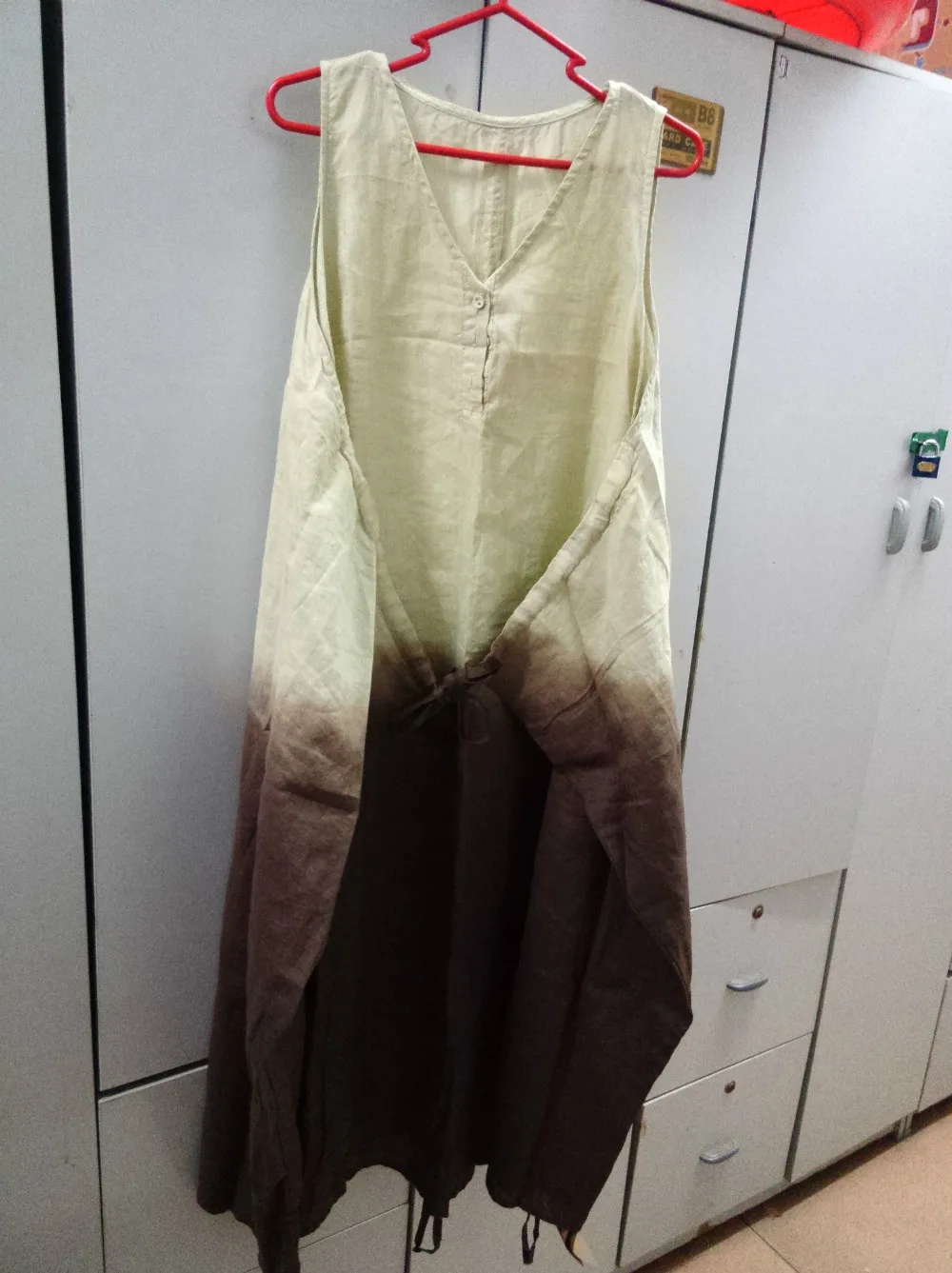 Ультра-свободное асимметричное градиентное платье без рукавов с v-образным вырезом