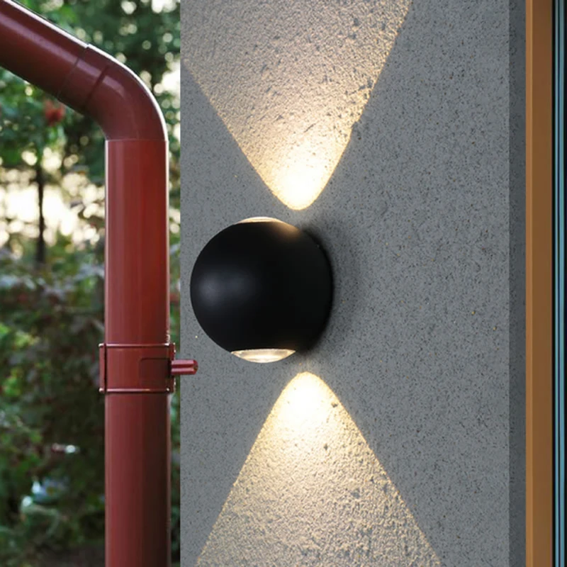 Современная простая сферическая наружная Водонепроницаемая настенная лампа креативная белая железная настенная лампа для двора с двойной головкой Spotlig