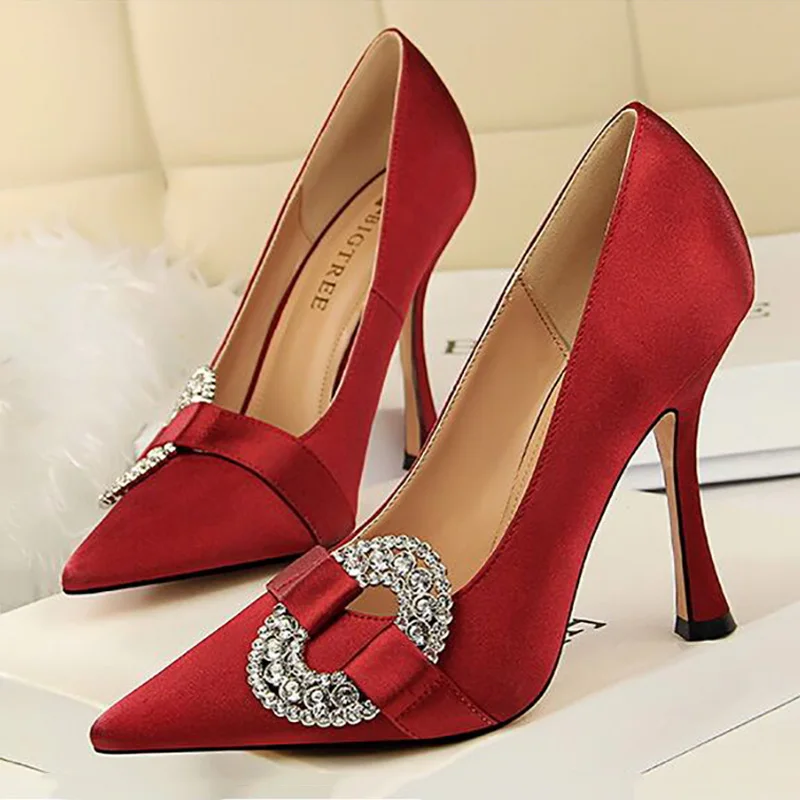 Элегантная Свадебная обувь; свадебные туфли на высоком каблуке; женская обувь с украшением в виде кристаллов; женские туфли-лодочки с закрытым носком; пикантные туфли на шпильке из шелкового атласа для ночного клуба