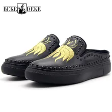 Новинка года; мужские сандалии из натуральной кожи с вышивкой и заклепками; черные шлепанцы без застежки; лоферы на платформе; мужская пляжная обувь для сада на плоской подошве