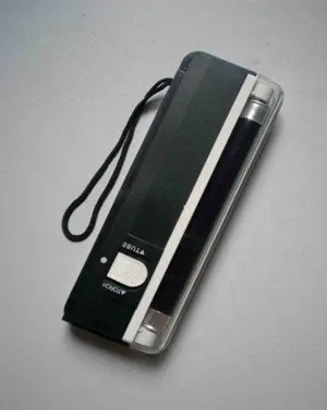 

Hand Held Portable 6 Inch UV Blacklight with Built in Flashlight Requires 4 AA batteries (not included) lanterna