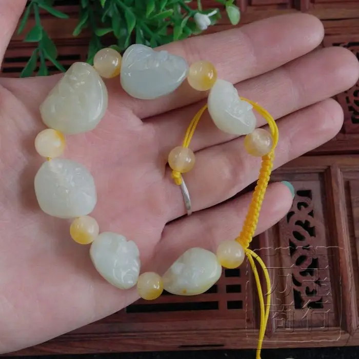 

The natural and authentic Tian Yu stone carving material Han seed material eighteen Arhats head Bracelet
