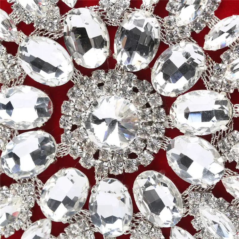 Luxy Moon - Pochette en velours rouge à fleurs étincelantes - Détail de la surface