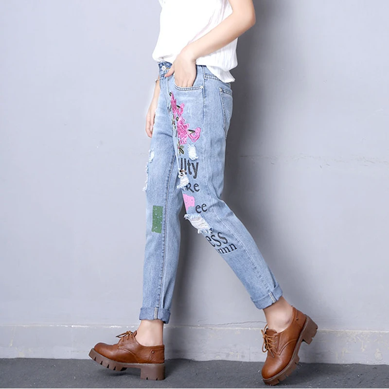 Джинсы с цветочной вышивкой для женщин размера плюс, свободные винтажные синие штаны-шаровары длиной до щиколотки, рваные джинсовые брюки 4XL 5XL