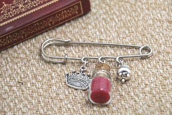 

12pcs Shakespeare inspired Macbeth themed charm kilt pin brooch (38mm)
