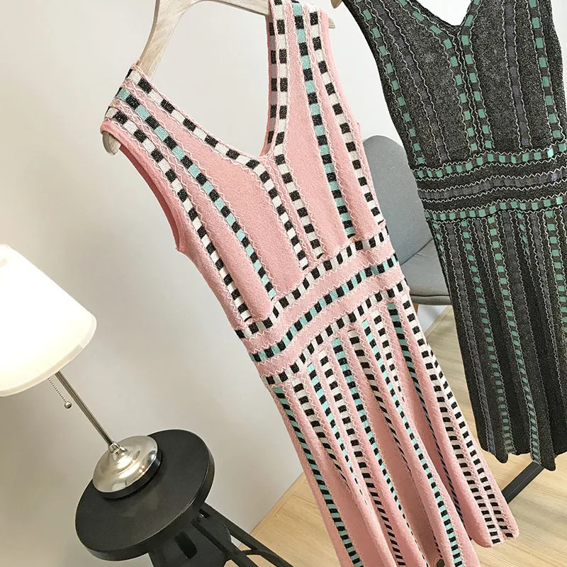 

V-collar Colourless Chequered Knitted Sleeveless Medium-length Dress for Mid-long Female R5989 in Spring and Summer