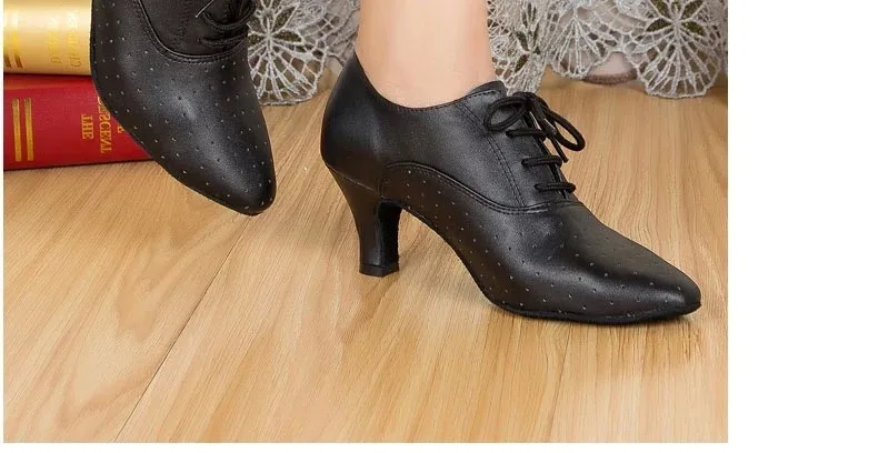 Женская атласная танцевальная обувь с мягкой кожаной подошвой; закрытые туфли с острым носком для латинских, бальных танцев, сальсы; Танцевальная обувь для девочек; Цвет черный, красный; 6397