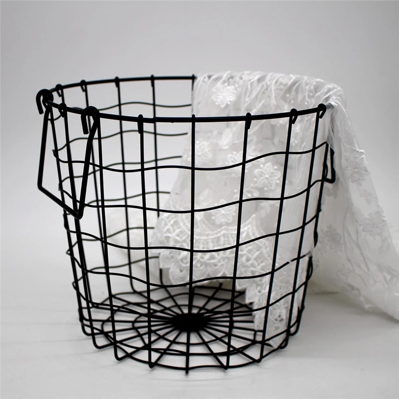 Nordic Metal Grid Storage Baskets Creative Handmade Retro Office Desktop Organizer Portable Handle Decoration Sundries Buckets - Цвет: Black