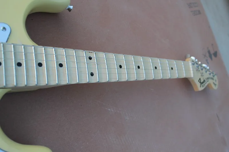 

Vintage yellow cream Yngwie Malmsteen Scalloped maple fretboard Big Head 6 string electric guitar guitarra can customized OEM