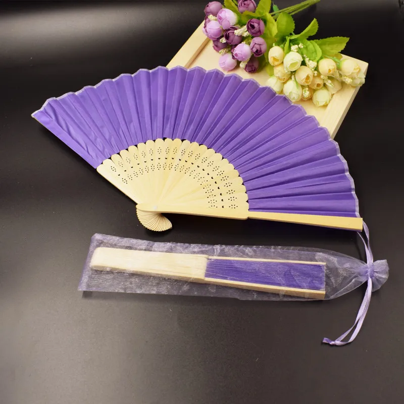 80 шт Индивидуальный Шелковый ручной вентилятор в элегантной роскошной подарочной коробке+ вечерние веера с принтом, свадебные подарки, свадебный веер в сумке из органзы - Цвет: Purple Bag