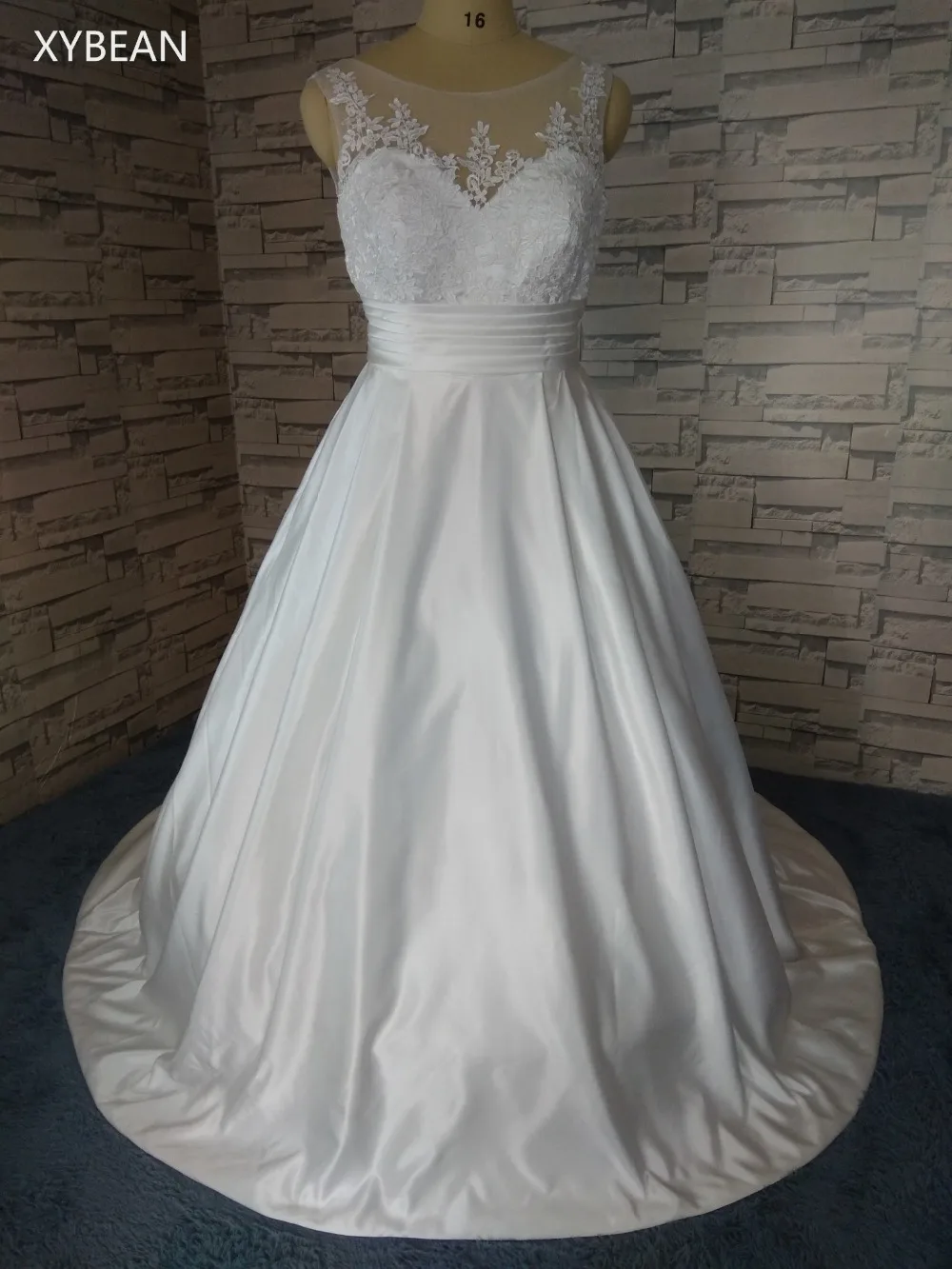 

Cheap Price ! 2018 New Free Shipping Appliques A line With Train White / Ivory Wedding Dresses