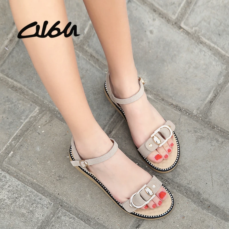 

O16U Brand Designer Sandals Women Rivet Fashion Shoes Summer Sandal Suede Leather Buckle Flat Heel Beach Sandals Retro Rome