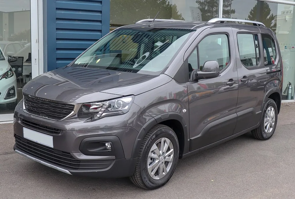 1024px-2018_Peugeot_Rifter_Allure_BlueHDi_1.6_Front 