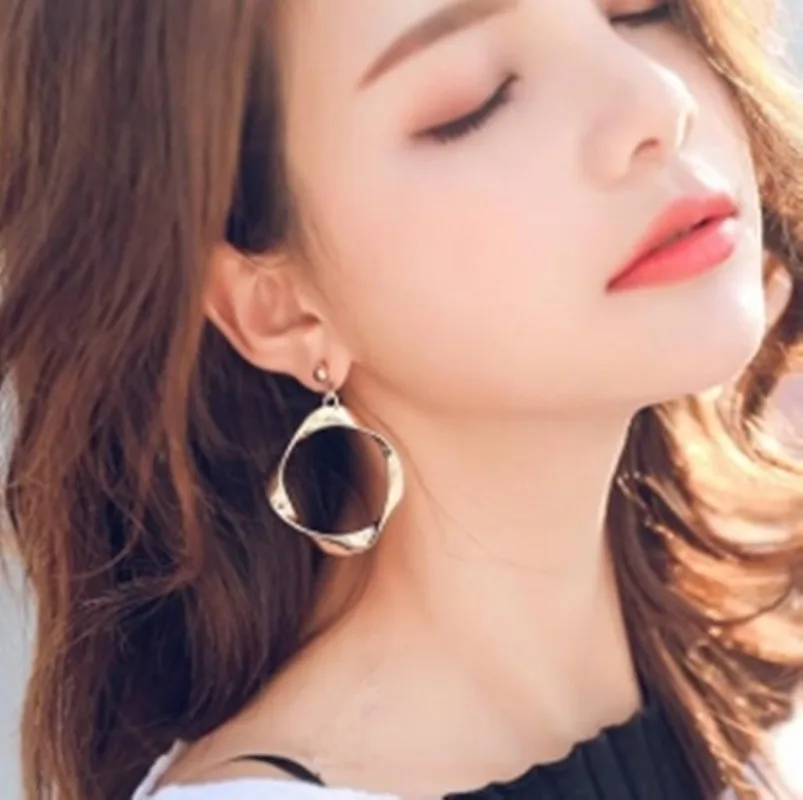 

2019 New irregular earrings personality simple wild Europe and the United States exaggerated earrings female Stud Earrings