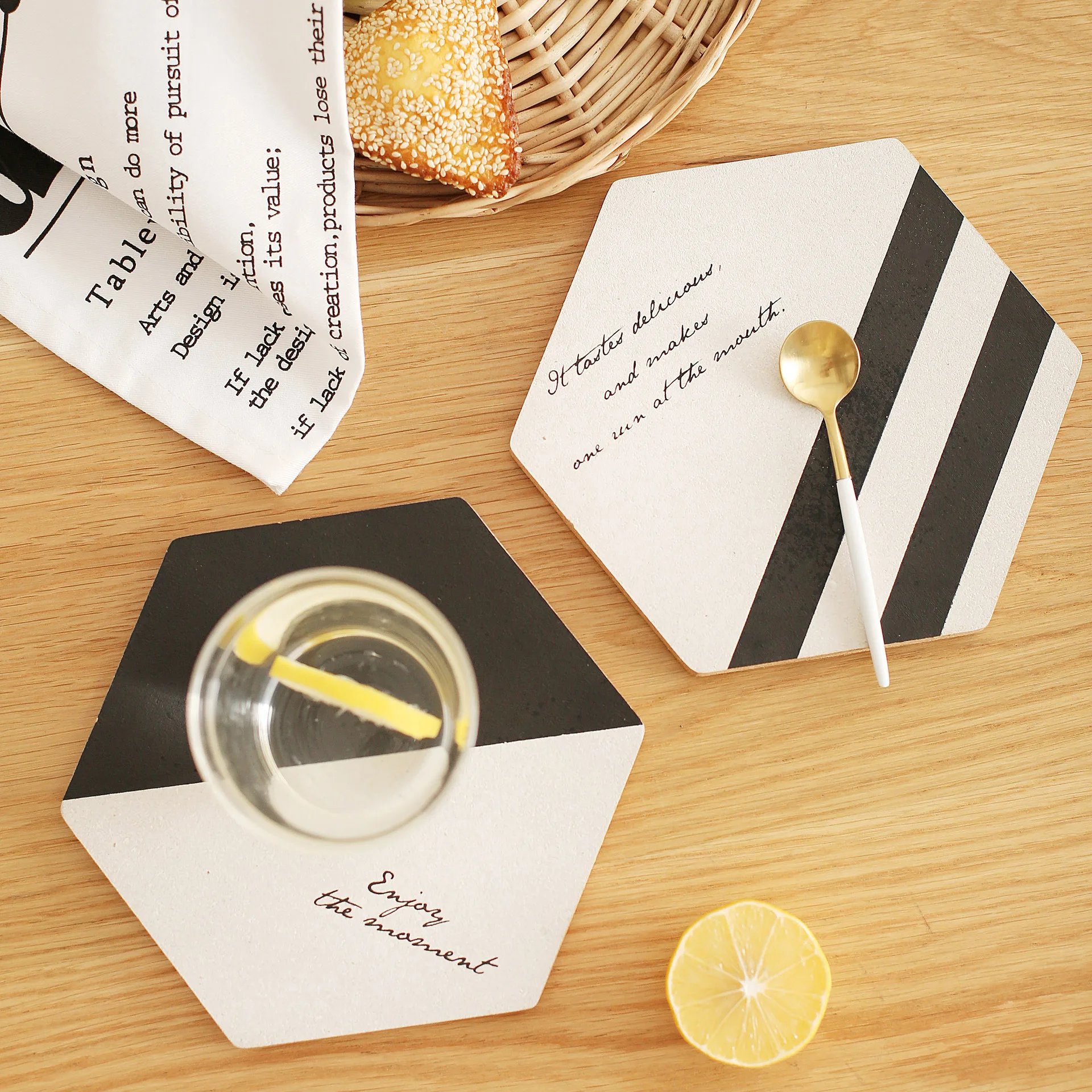 4 قطعة/الوحدة الجدول الوقايات الأسود والأبيض الفلين حصيرة مسدس الإبداعية هندسية Woodiness الجدول المفارش طاولة طعام المفارش 4 قطعة/الوحدة الجدول الوقايات الأسود والأبيض الفلين حصيرة مسدس الإبداعية هندسية Woodiness الجدول المفارش طاولة طعام المفارش