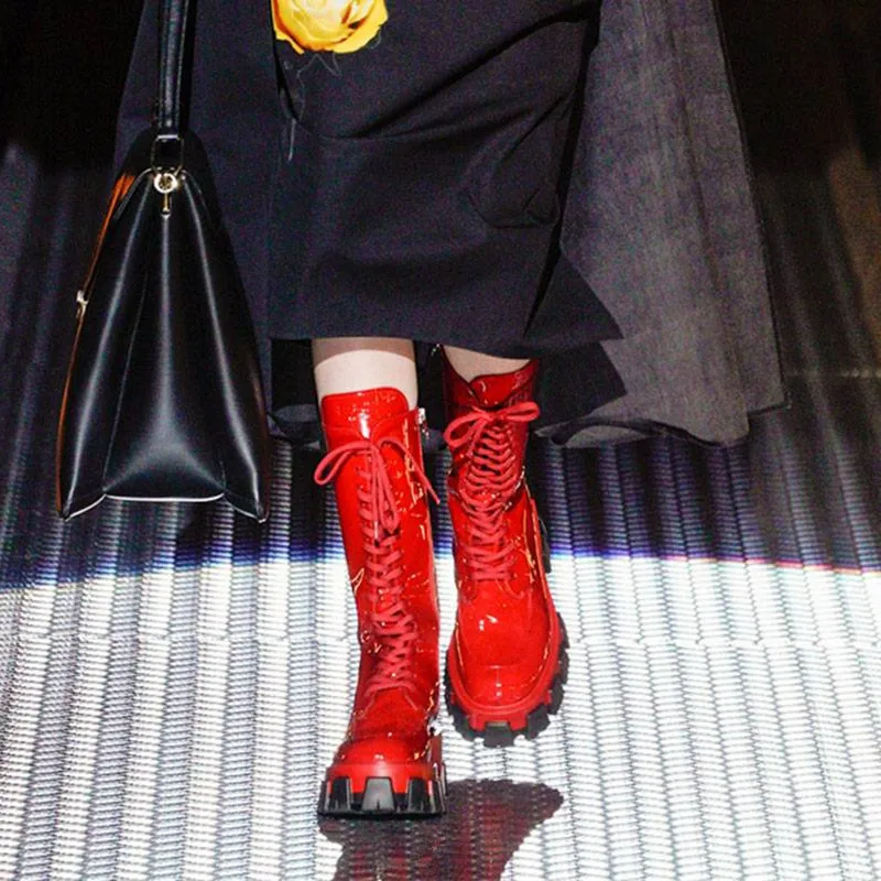 Женские мотоциклетные ботинки из лакированной кожи красного цвета модная обувь на платформе с круглым носком на низком каблуке и шнуровке женские повседневные ботинки до середины икры