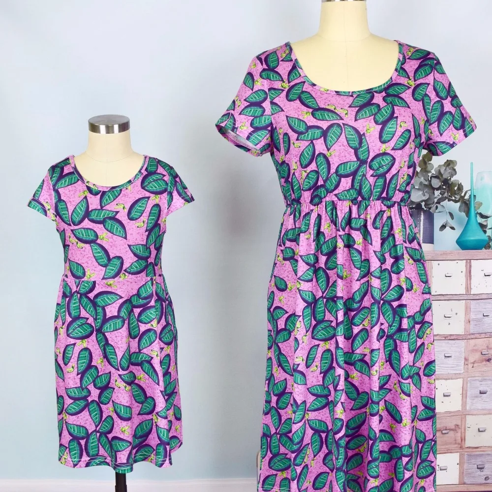Новые одинаковые комплекты для семьи платье для мамы и дочки одинаковые комплекты с короткими рукавами и круглым вырезом летнее платье семейное Платье с принтом листьев