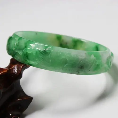

2531 BEAUTIFUL HAND-CARVED EMERALD GREEN JADEITE JADE GEMS BANGLE BRACELET