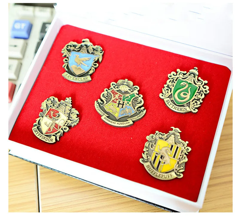 

Harri Potter Hogwarts School Gryffindor Slytherin Ravenclaw Hufflepuff Symbol Metal Badge Pin Brooch Chest Button Ornament Gift