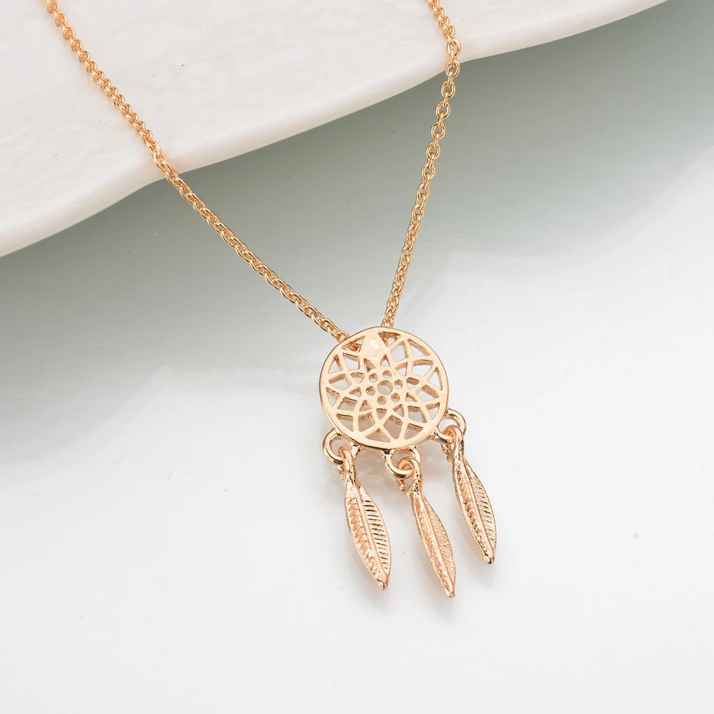 Women's Exquisite Alloy Hollow Pendant Necklace Display Gold 2