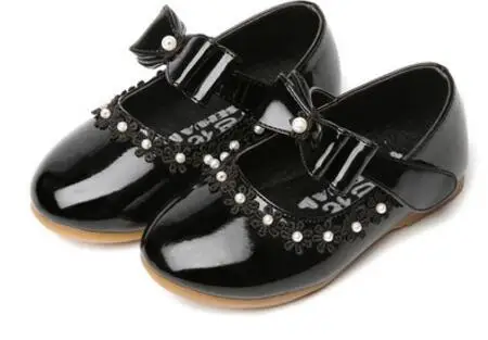 Детская обувь с цветочным узором для девочек; цвет белый, красный; обувь принцессы из лакированной кожи для маленьких девочек; школьная обувь с жемчугом для свадебной вечеринки; Танцевальная обувь; Новинка - Цвет: black
