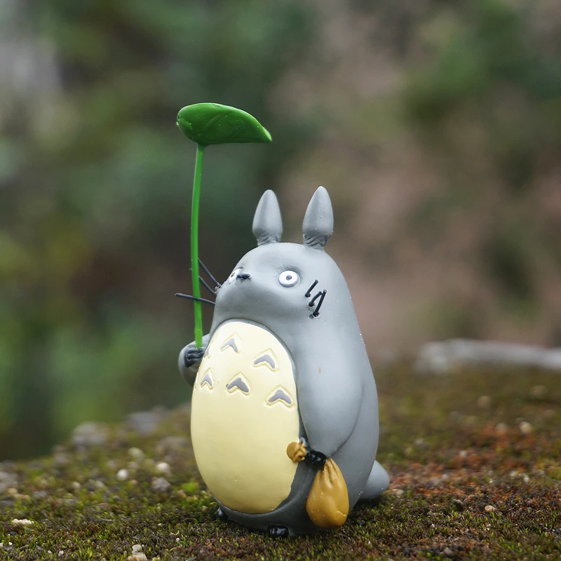 

Totoro Fairy Miniature , Totoro Hold Green Leaf and Bag , Miyazaki Ghibli Studio My Neighbour Totoro Figures Cartoon Resin Toys