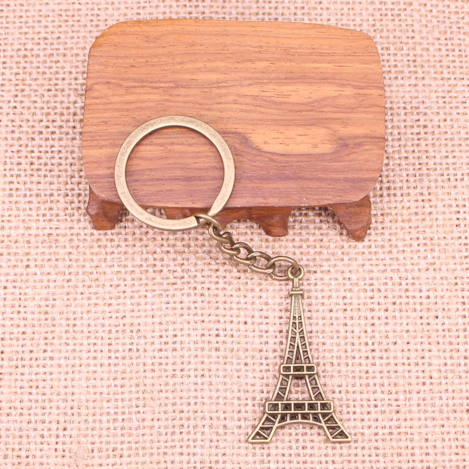 

20pcs New Fashion Keychain 44x24mm eiffel tower paris Pendants DIY Men Jewelry Car Key Chain Ring Holder Souvenir For Gift