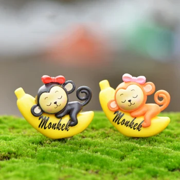 

ZOCDOU 1 Piece Cartoon Monkey Banana Moon Hypnosis Model Small Statue Car Figurine Crafts Garden Figure Ornament DIY Miniatures