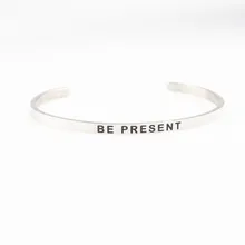 BE PRESENT Гравированный браслет из нержавеющей стали 4 мм ширина для женщин и мужчин открытый манжет браслет с мантрой лучшие подарки для друзей студентов