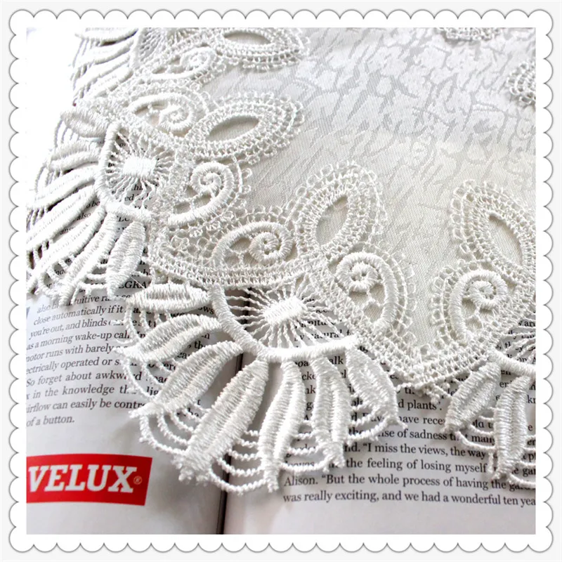 

new fashion 2016 wedding decoration white lace doily as table mat with embroidery flower border 28cm round doilies 12 pic/lot