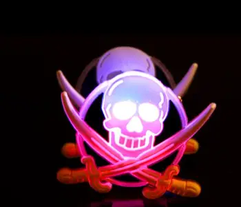 

Flash JACK Pirate Skull Swords Brooch Pin LED Light Glow Badge Pin Brooch Halloween Xmas Kids Costumes Toy Party Favor Props