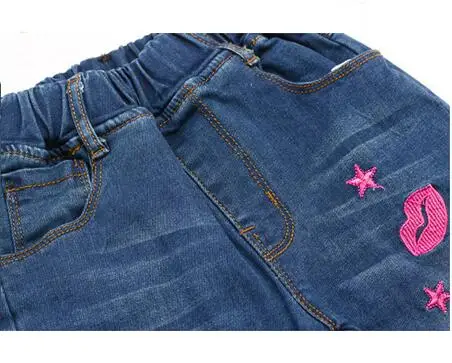 Одежда для детей; джинсы для девочек; весенние джинсы для малышей с буквенным принтом в виде губ; детские штаны для девочек; Изысканные детские джинсовые брюки