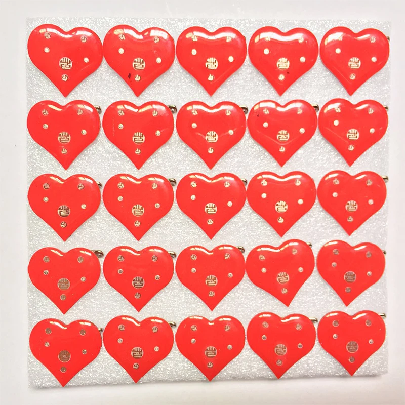 300 шт Красное сердце брошь булавки светодиодный значок мигающая светильник для