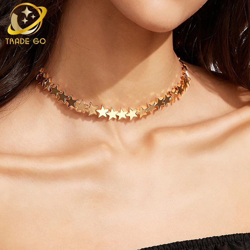 модные золотые цепочки. цепочка на шею. золотая цепочка колье. женское золотое ожерелье. красивое колье из золота.