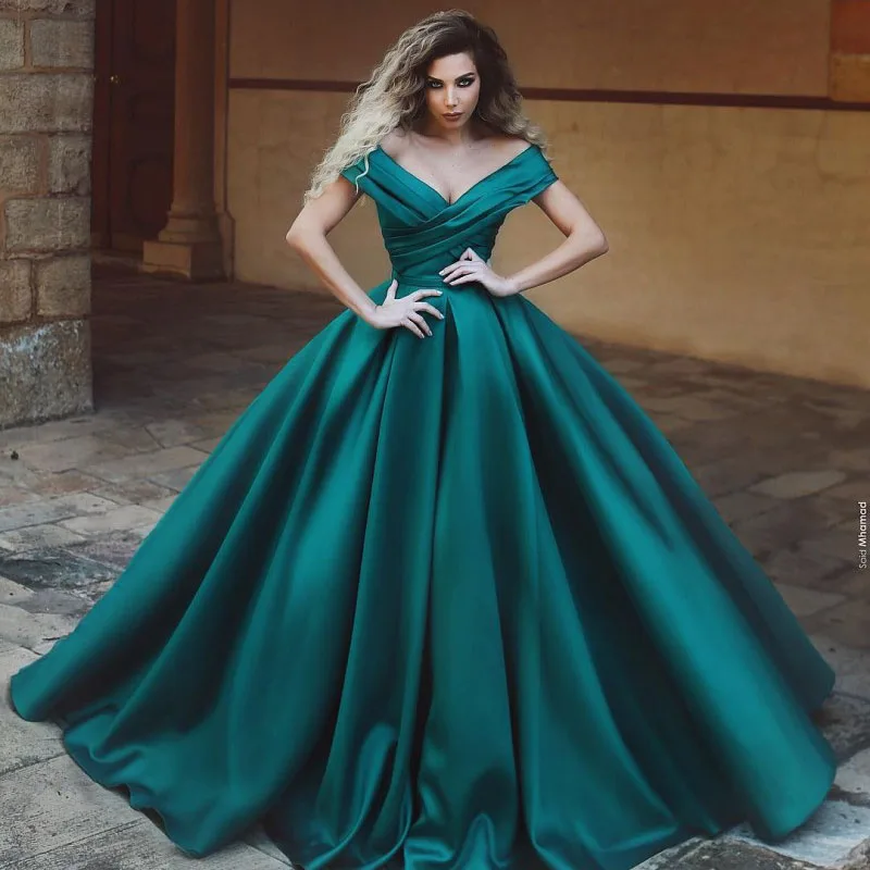 

Green Off The Shoulder Evening Gowns Pleated Satin Floor Length Ball Gown Formal Prom Gowns Saudi Arabic Party Dresses