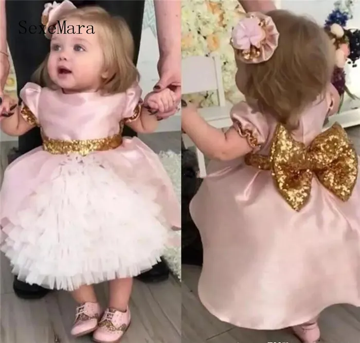 

Cute Pink Bow Flower Girls Dresses Toddler Baby Clothes First Communication Dresses With Gold Sequins Tiered Party Birthday Gown