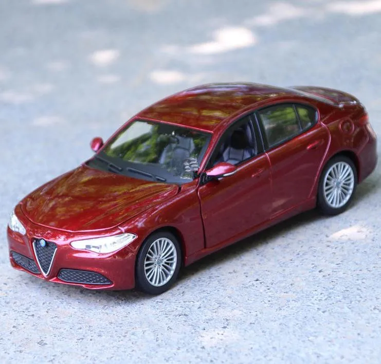 1:24 усовершенствованная модель автомобиля из сплава, высокое моделирование Alfa Romeo Giulia спортивные автомобильные игрушки, 4 открытые двери Коллекция Модель