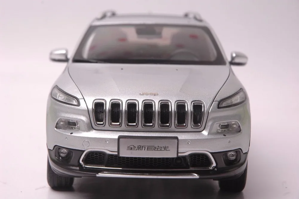Details about  Jeep Cherokee car model in scale 118 silver 3
