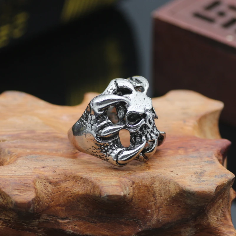 Punk-Skeleton-Ring-Men-Jewelry-Vintage-Steampunk-Rings-Hollow-Claw-Skull-Of-Anime-Gothic-Cocktail-Party (4)