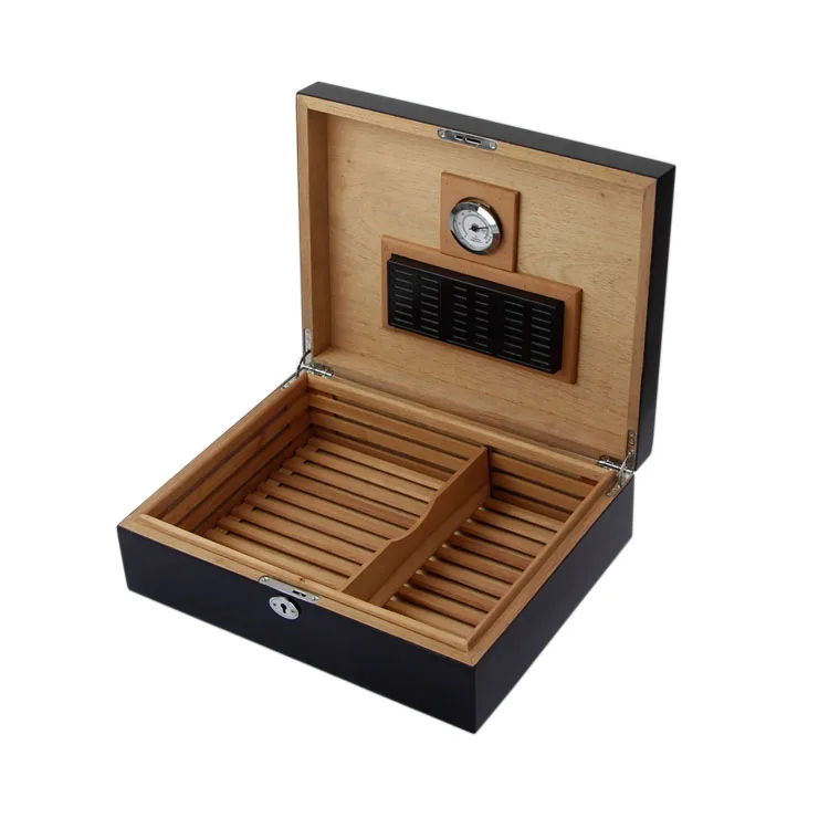 Good quality black color cedar cigar humidor with a mini lock has humidifier Online