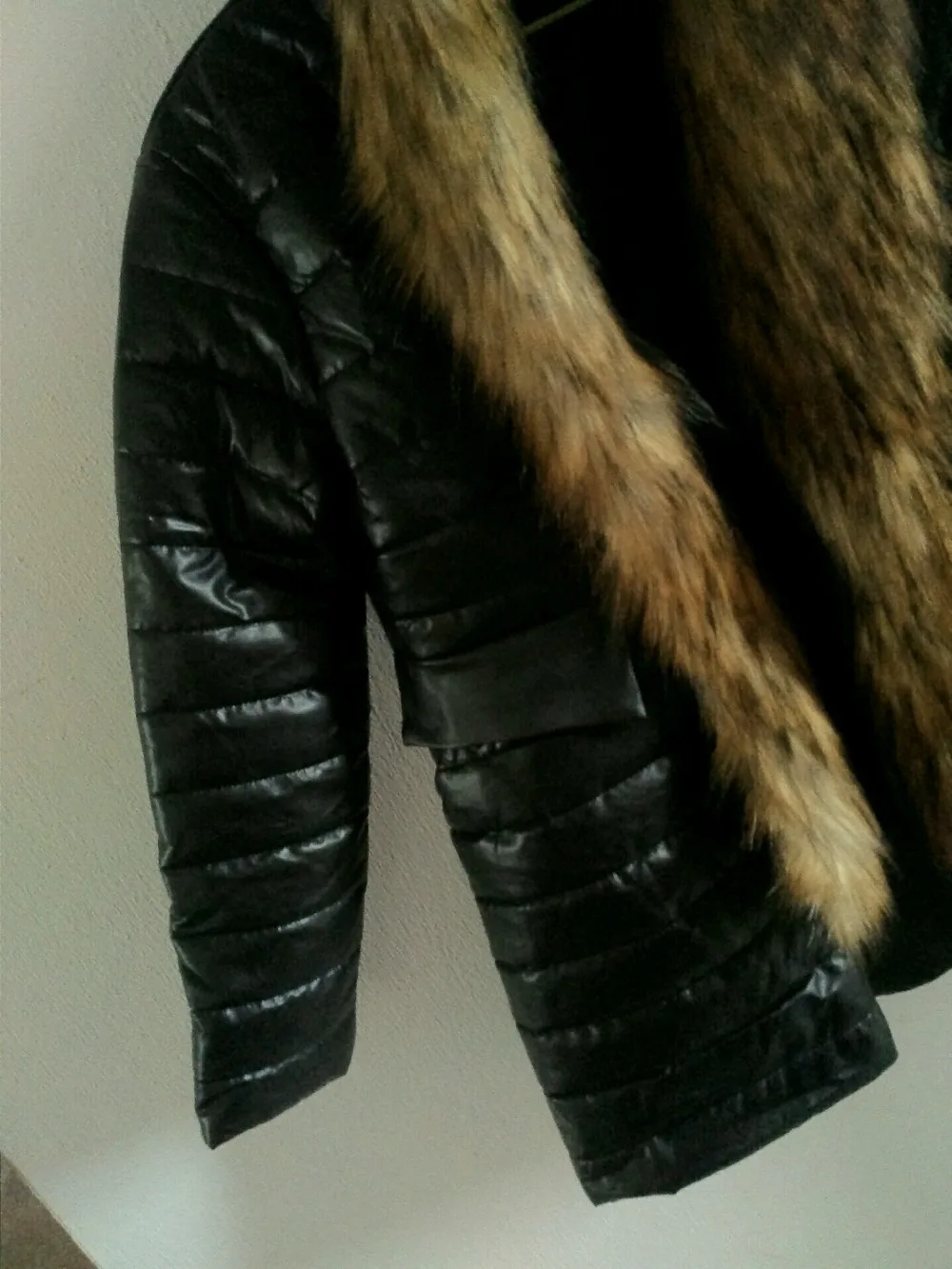 Новинка, большой воротник из меха енота, длинные лоскутные меховые куртки из искусственной кожи, повседневные кожаные пальто, большие размеры, женские кожаные пальто J1370