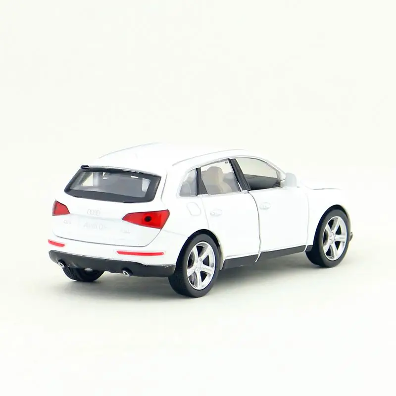 /Литье под давлением модель игрушки/1:32 Масштаб/Audi Q5 спортивный внедорожник автомобиль/тяга/звук и свет/Набор для обучения/подарок/Дети