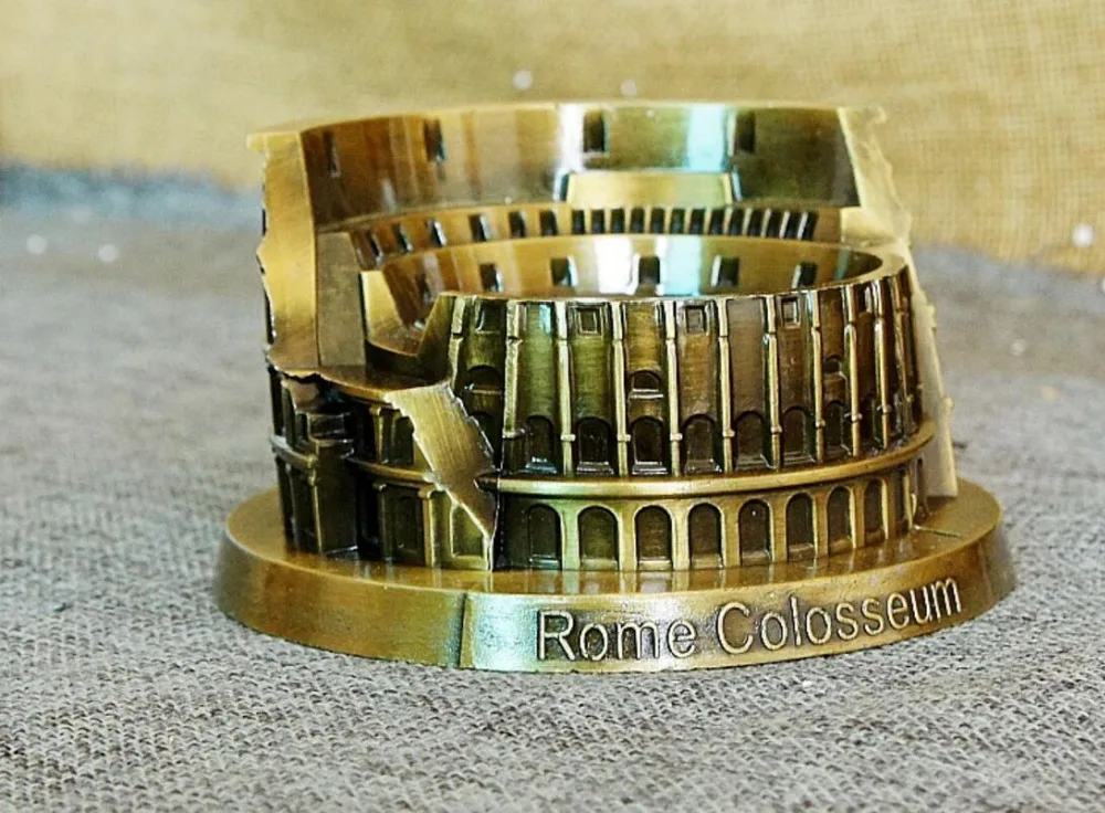 Baratos Classic vintage retro famoso Coliseo de Roma edificio artesanía hecha a mano metal modelo para el hogar Café Bar Decoración