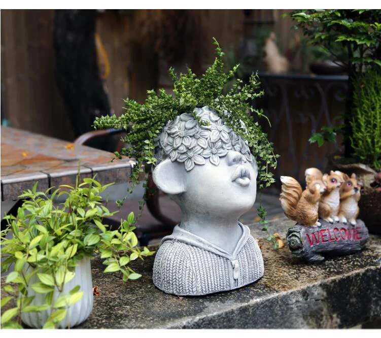 Открытый сад милый мешок мальчик цемент цветочные горшки статуя зеленый кашпо портреты двор дома ваза орнамент украшения ремесла