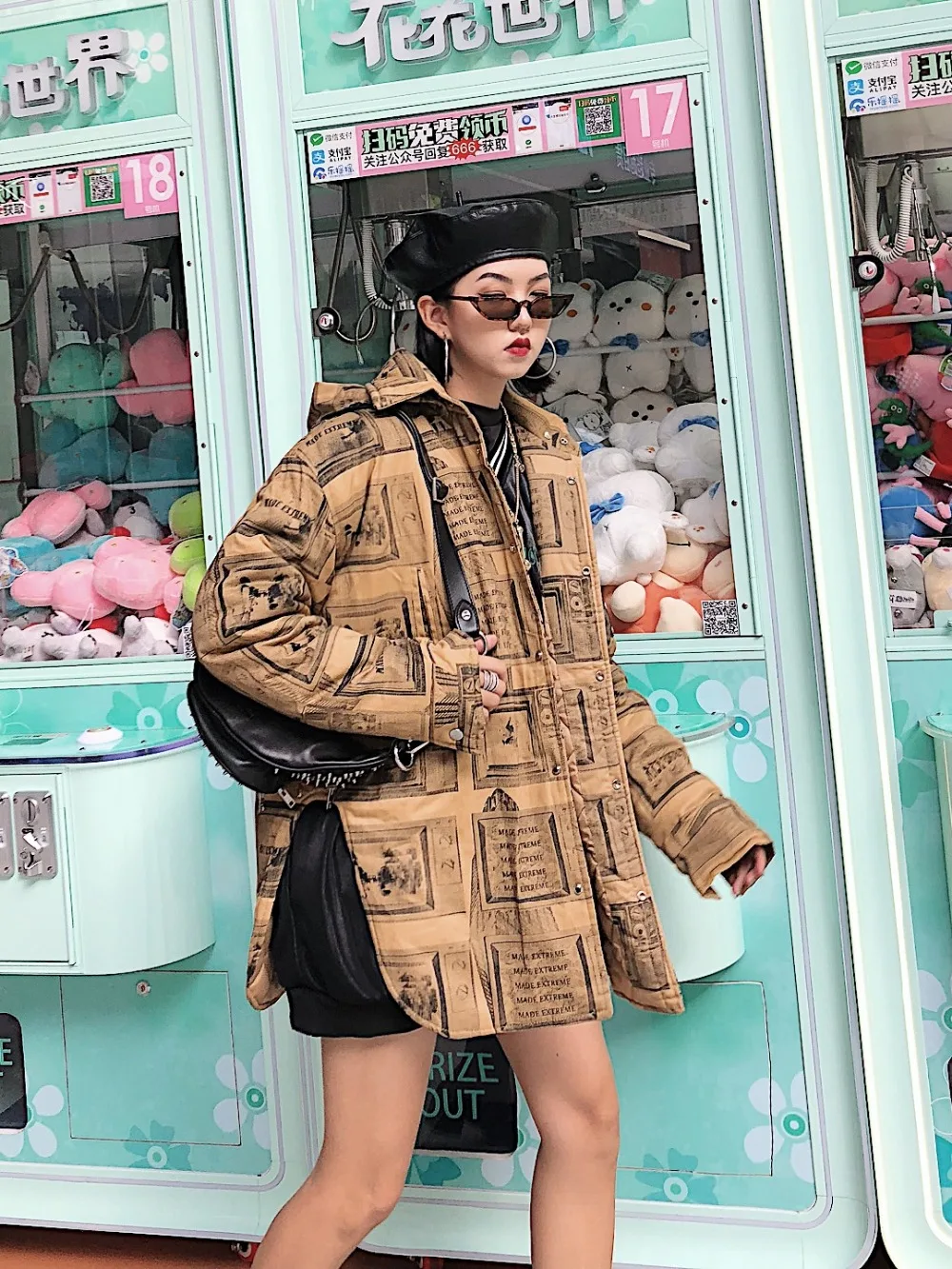 

Street men and women wear cotton padded clothes, wind resistant and detachable hooded coat